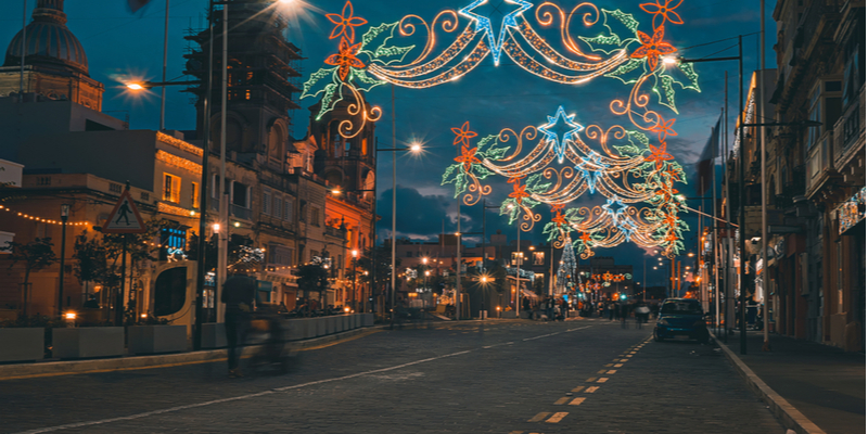 Suggestive decorazioni natalizie per le strade di Malta