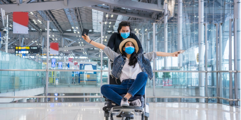 Coppia con mascherina in aeroporto