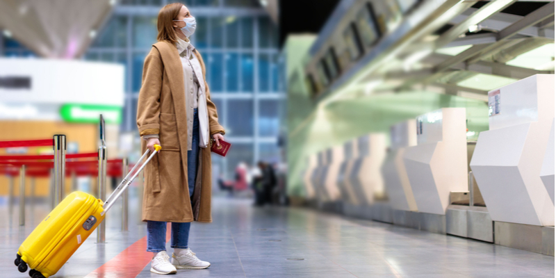 Ragazza con mascherina in aeroporto