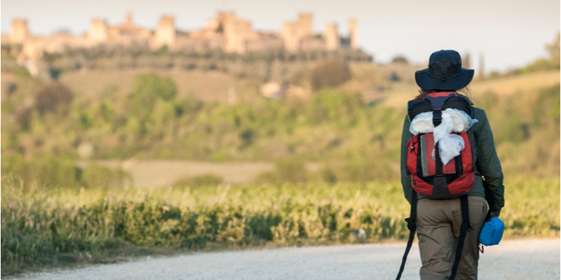 Donna in cammino sulla Via Francigena