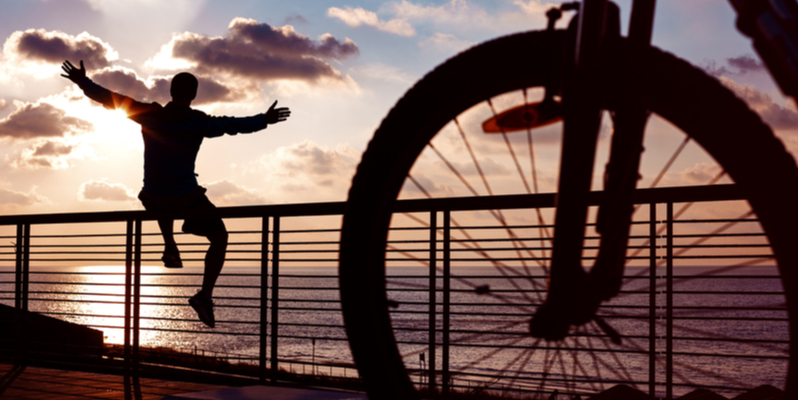 Cicloturista al tramonto