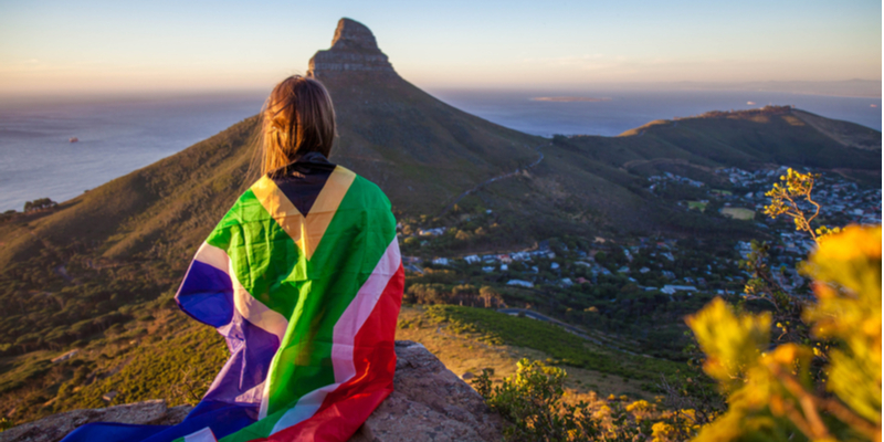 Ragazza con bandiera sudafricana
