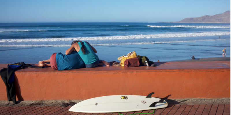 Una coppia di surfisti a Las Canteras