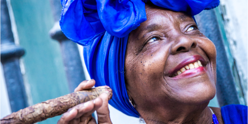 Una donna cubana che fuma un sigaro