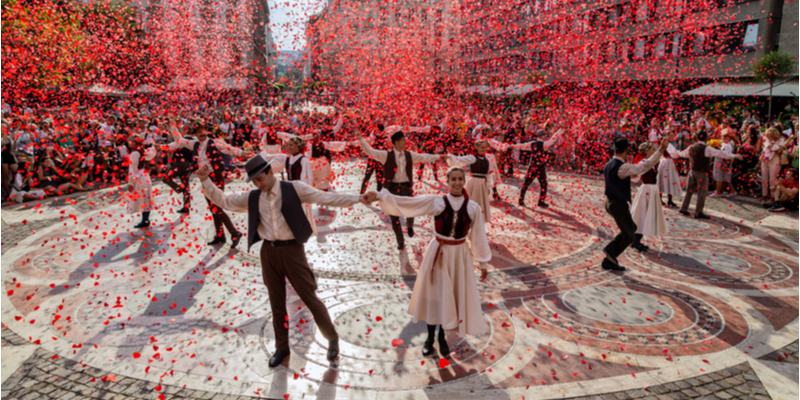 Budapest: esibizione di danza folckloristica davanti alla basilica di Santo Stefano