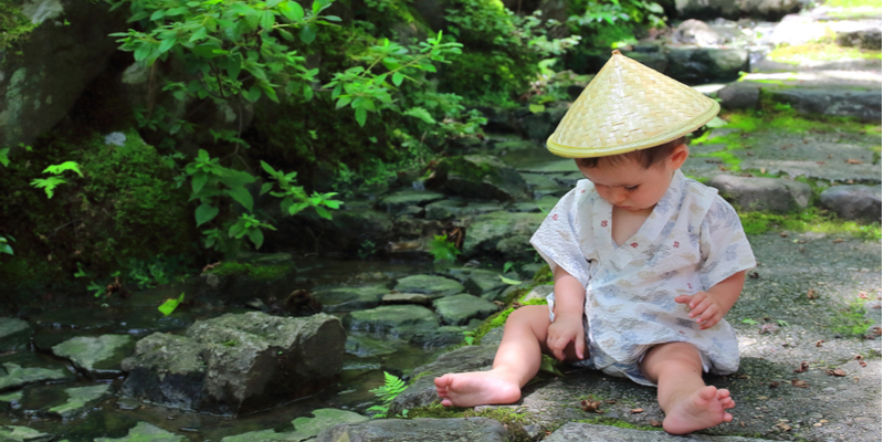 Bambino che indossa un costume tradizionale Yukata