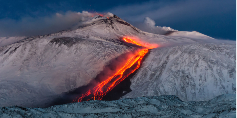 Etna: flusso di lava tra la neve