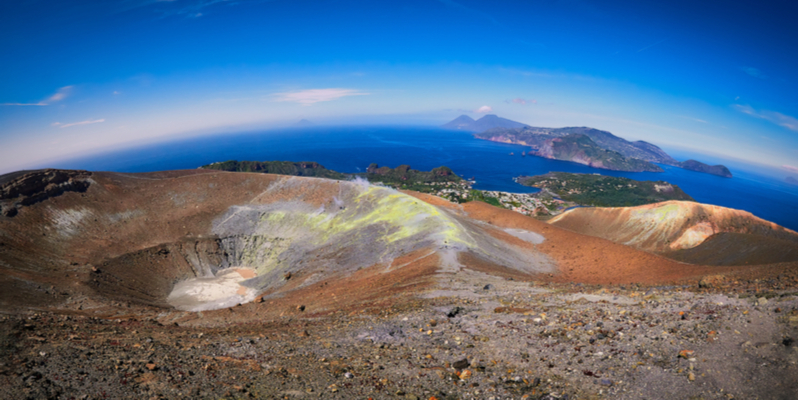 Vista sui crateri vulcanici di Lipari e Salina dalla cima di Vulcano