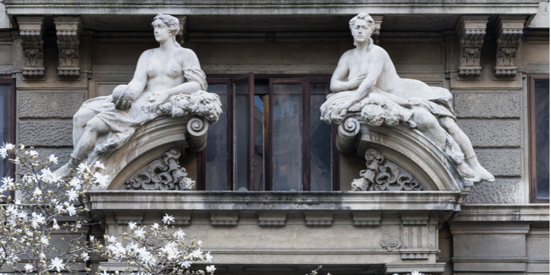 Particolare della facciata di un palazzo in Piazza Eleonora Duse