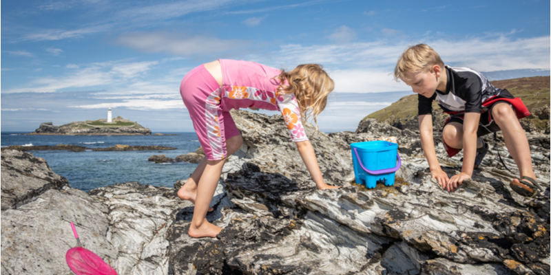 Bambini sulla spiaggia in Cornovaglia