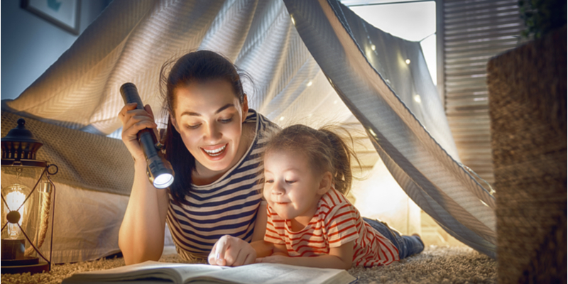 Madre e figlia leggono un libro insieme