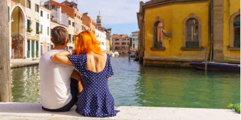 Coppia nei canali a Venezia