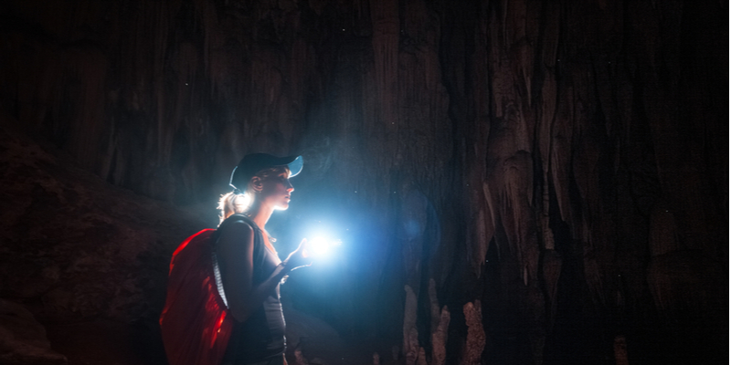 Ragazza nella grotta