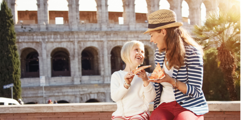 Famiglia davanti al Colosseo