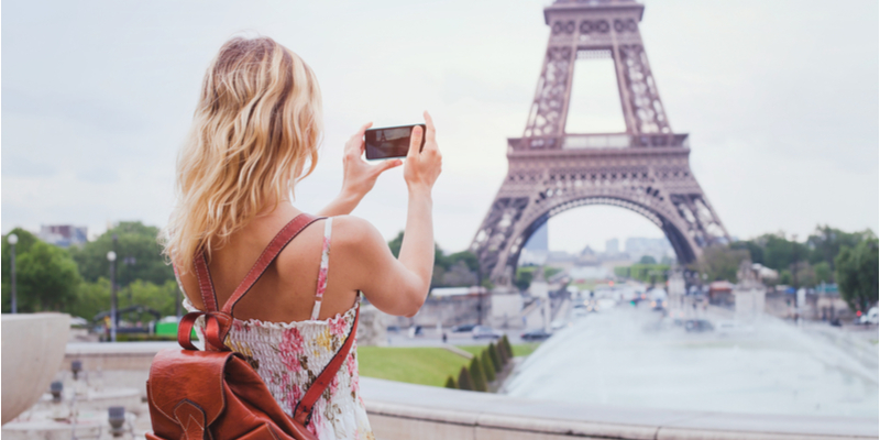 Ragazza che fotografa la Tour Eiffel