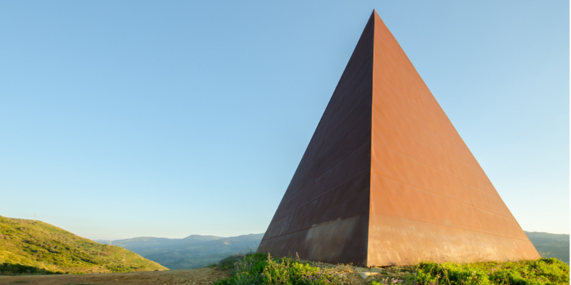La Piramide 38° parallelo di Mauro Staccioli 