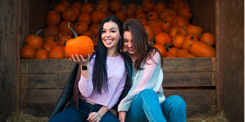 Ragazze in un campo di zucche